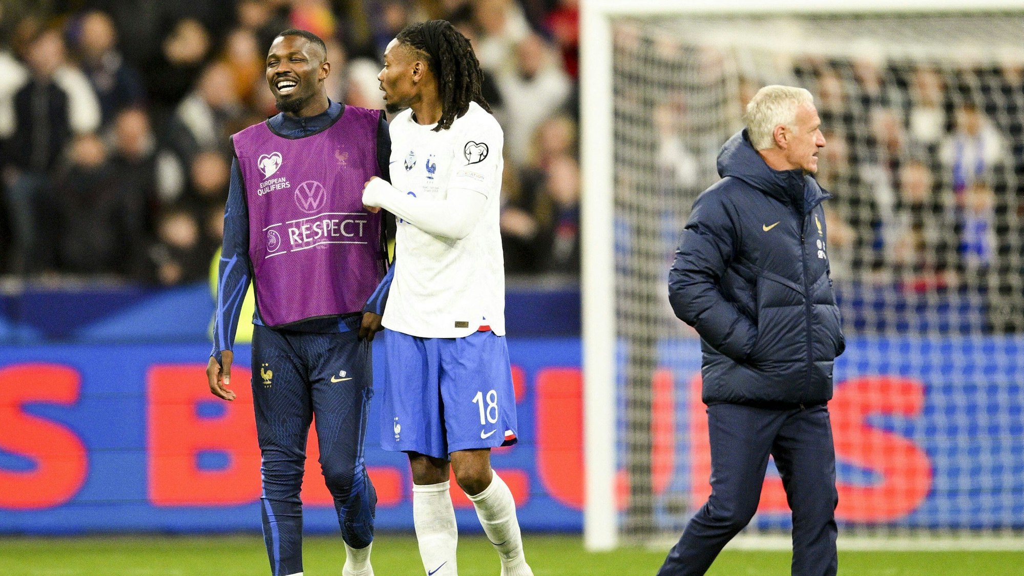 Marcus Thuram lacht mit seinem Bruder Khéphren Thuram.