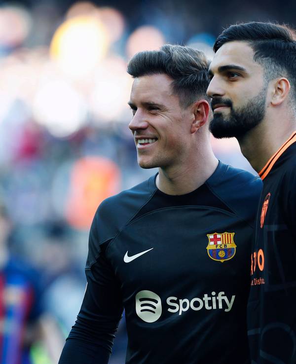 Marc-Andre ter Stegen vom FC Barcelona posiert am 5. März 2023 mit Giorgi Mamardashvili von Valencia.