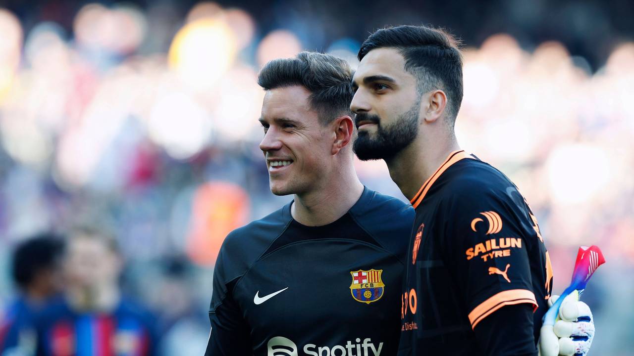 Marc-Andre ter Stegen vom FC Barcelona posiert am 5. März 2023 mit Giorgi Mamardashvili von Valencia.