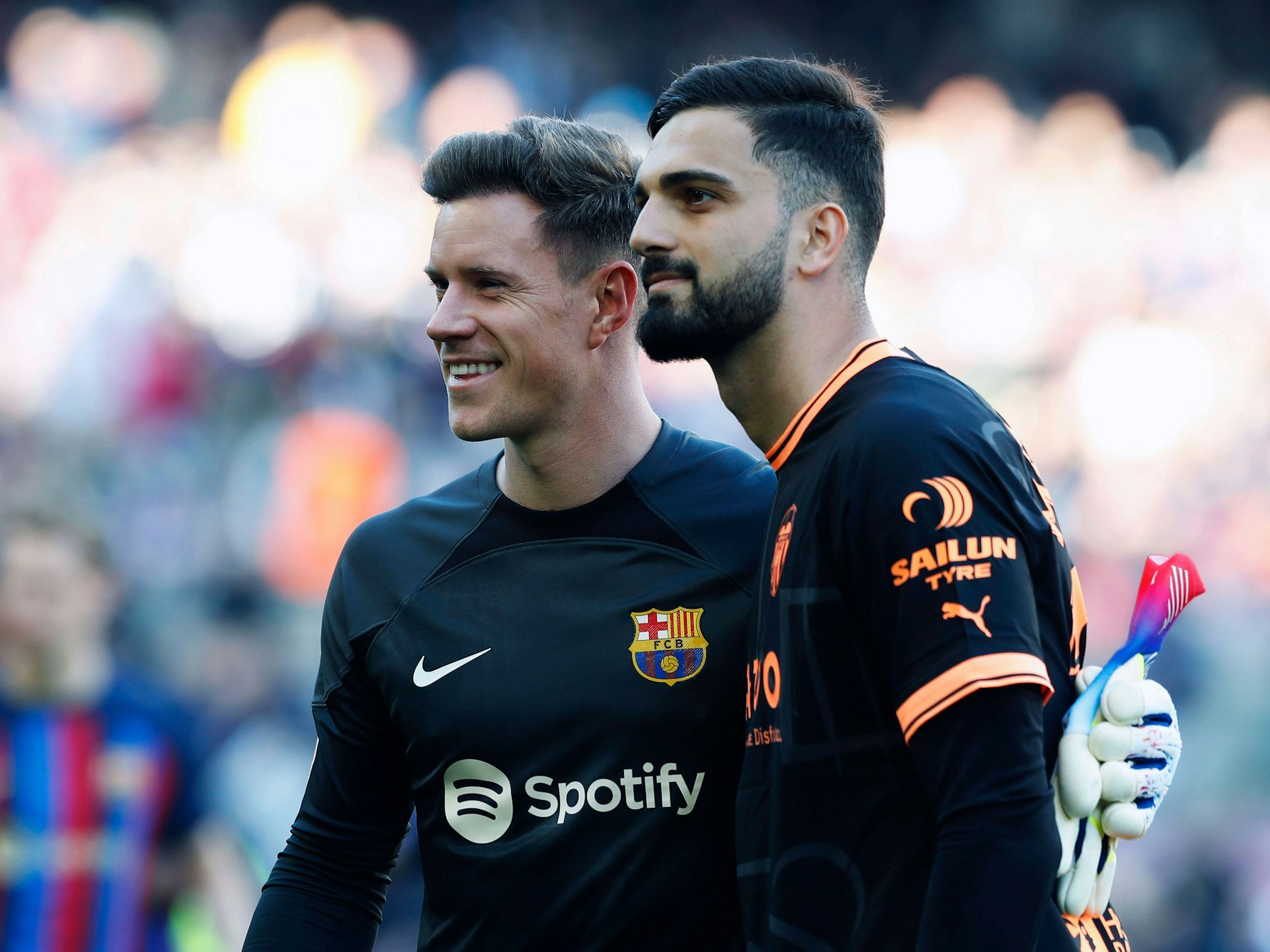 Marc-Andre ter Stegen vom FC Barcelona posiert am 5. März 2023 mit Giorgi Mamardashvili von Valencia.