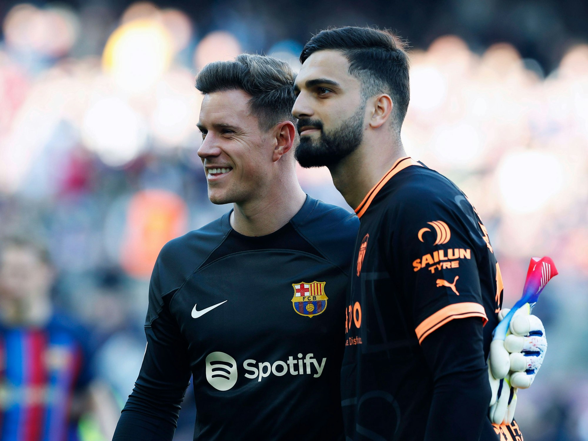 Marc-Andre ter Stegen vom FC Barcelona posiert am 5. März 2023 mit Giorgi Mamardashvili von Valencia.
