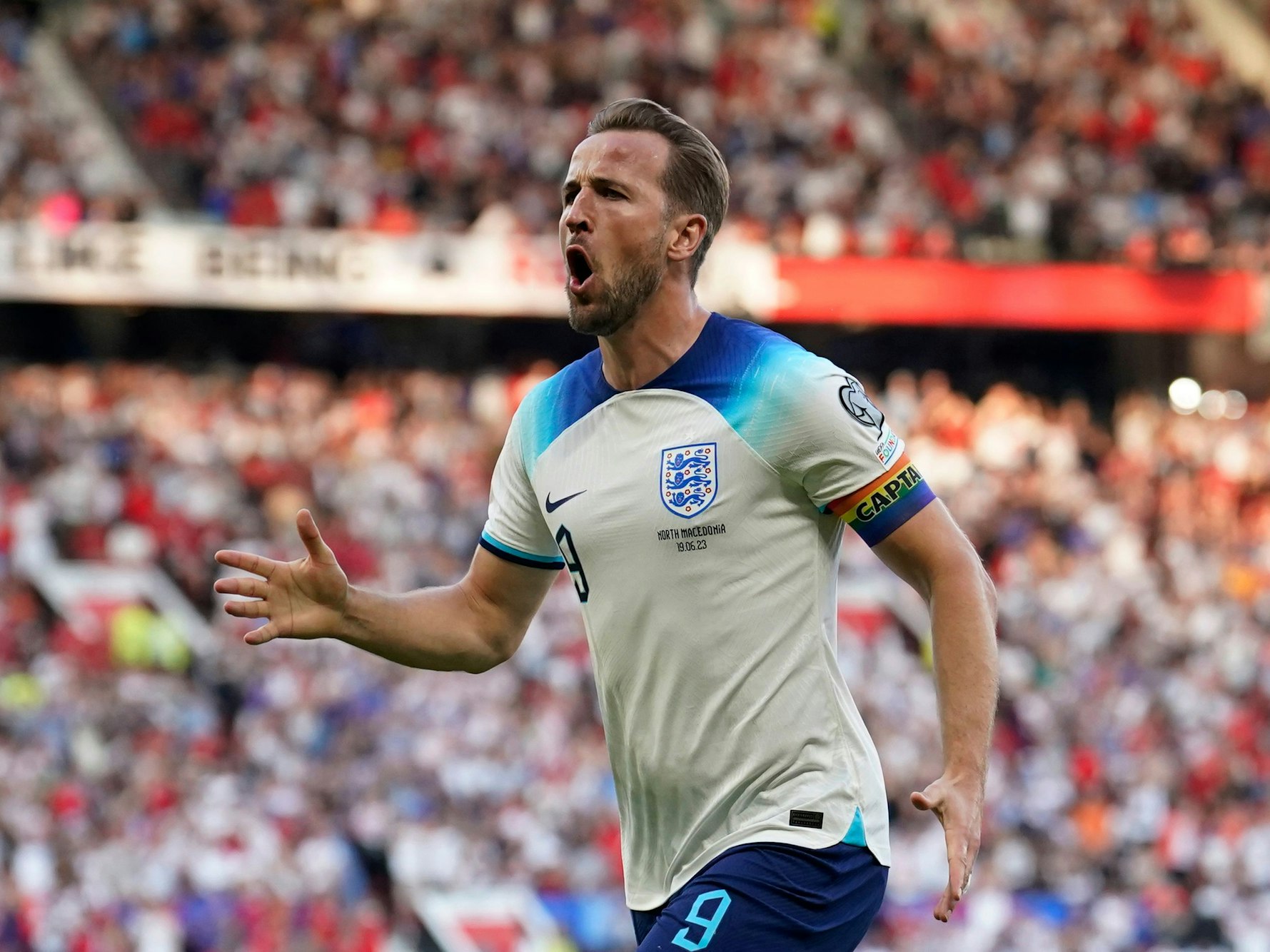 Harry Kane aus England jubelt über sein Tor zum 1:0.