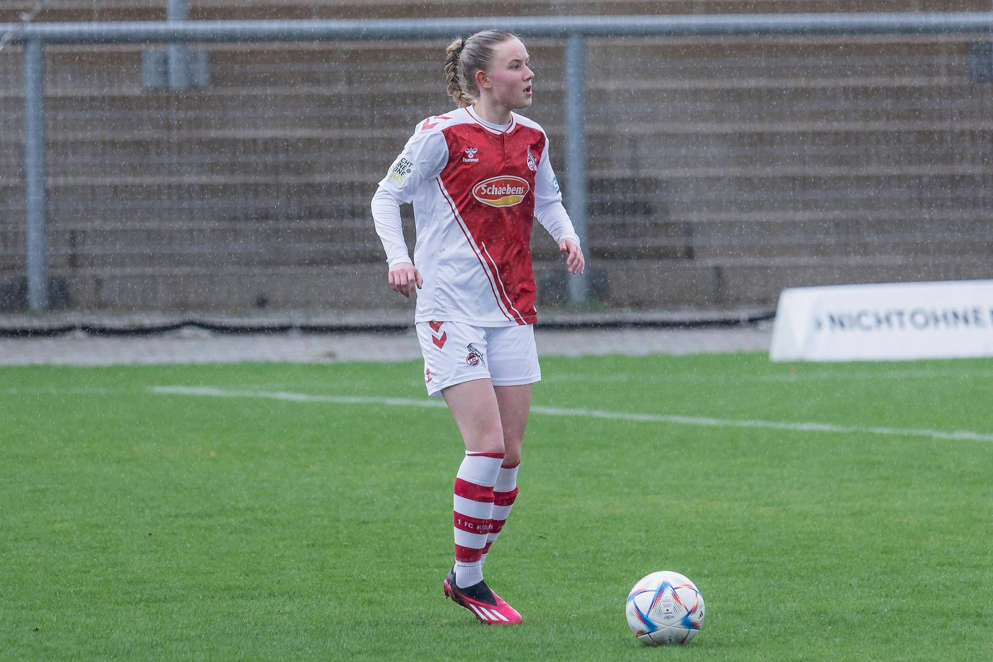 Carlotta Imping im Trikot des 1. FC Köln.