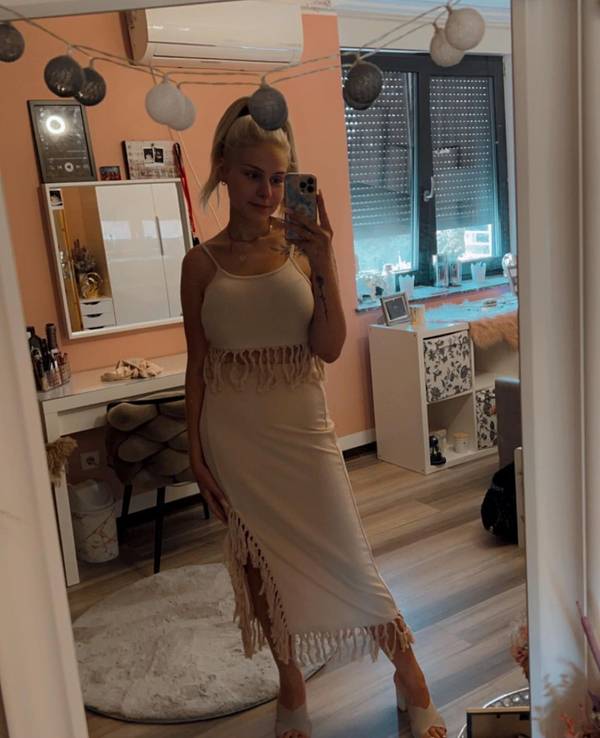 RTLZWEI-Star Estefania Wollny, posiert für ein Spiegel-Selfie.