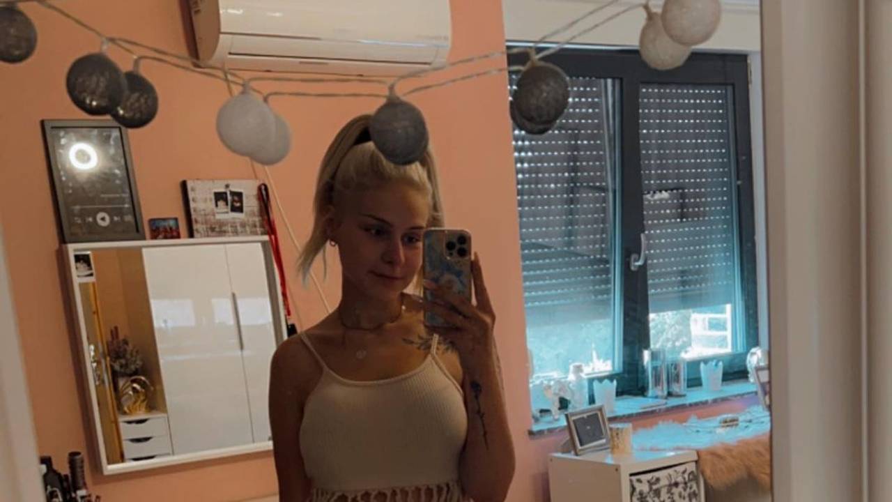 RTLZWEI-Star Estefania Wollny, posiert für ein Spiegel-Selfie.
