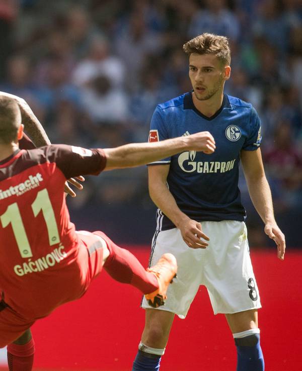 Weston McKennie im Zweikampf mit Frankfurts Mijat Gacinovic. Leon Goretzka schaut zu.