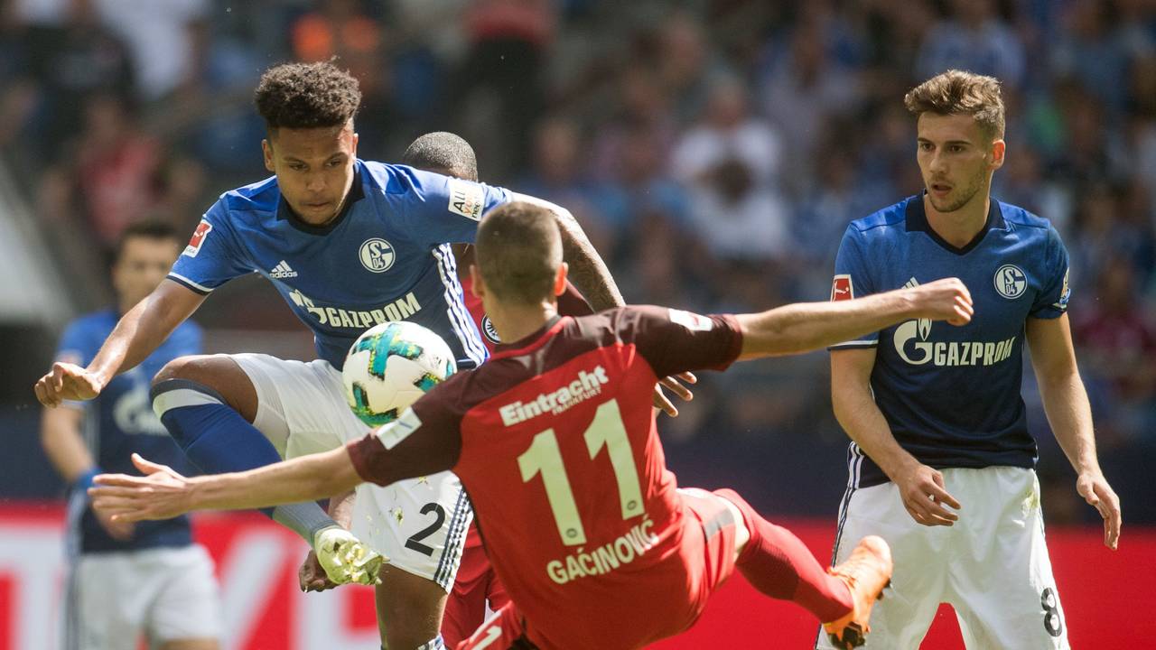 Weston McKennie im Zweikampf mit Frankfurts Mijat Gacinovic. Leon Goretzka schaut zu.