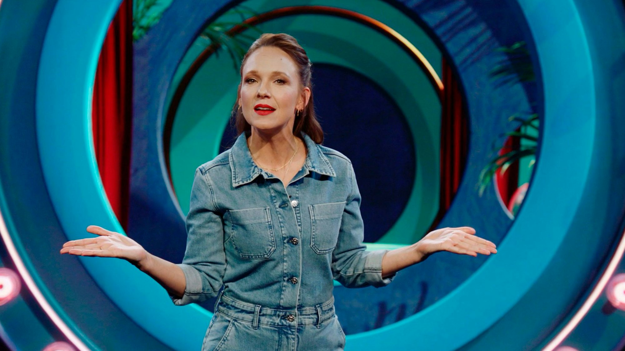 Carolin Kebekus steht vor der Kamera während ihrer eigenen Show.