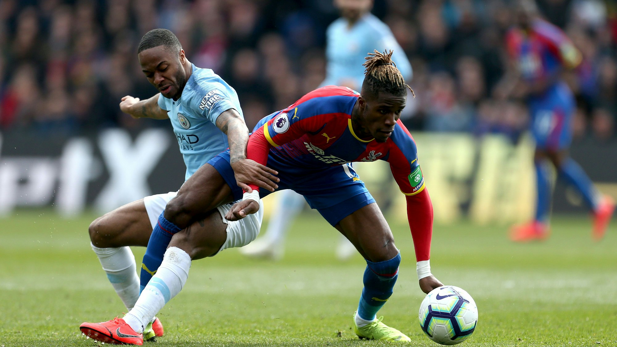 Wilfried Zaha im Zweikampf mit Raheem Sterling.