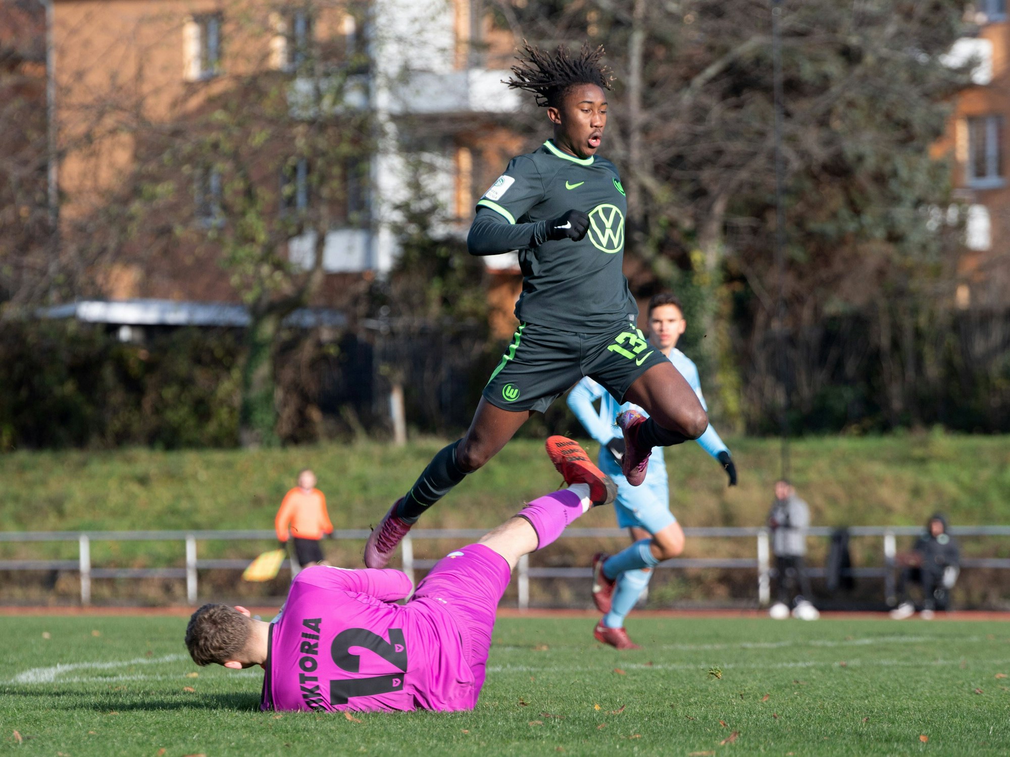Joao Pinto springt in einem Spiel des VfL Wolfsburg bei Viktoria Berlin über den gegnerischen Keeper