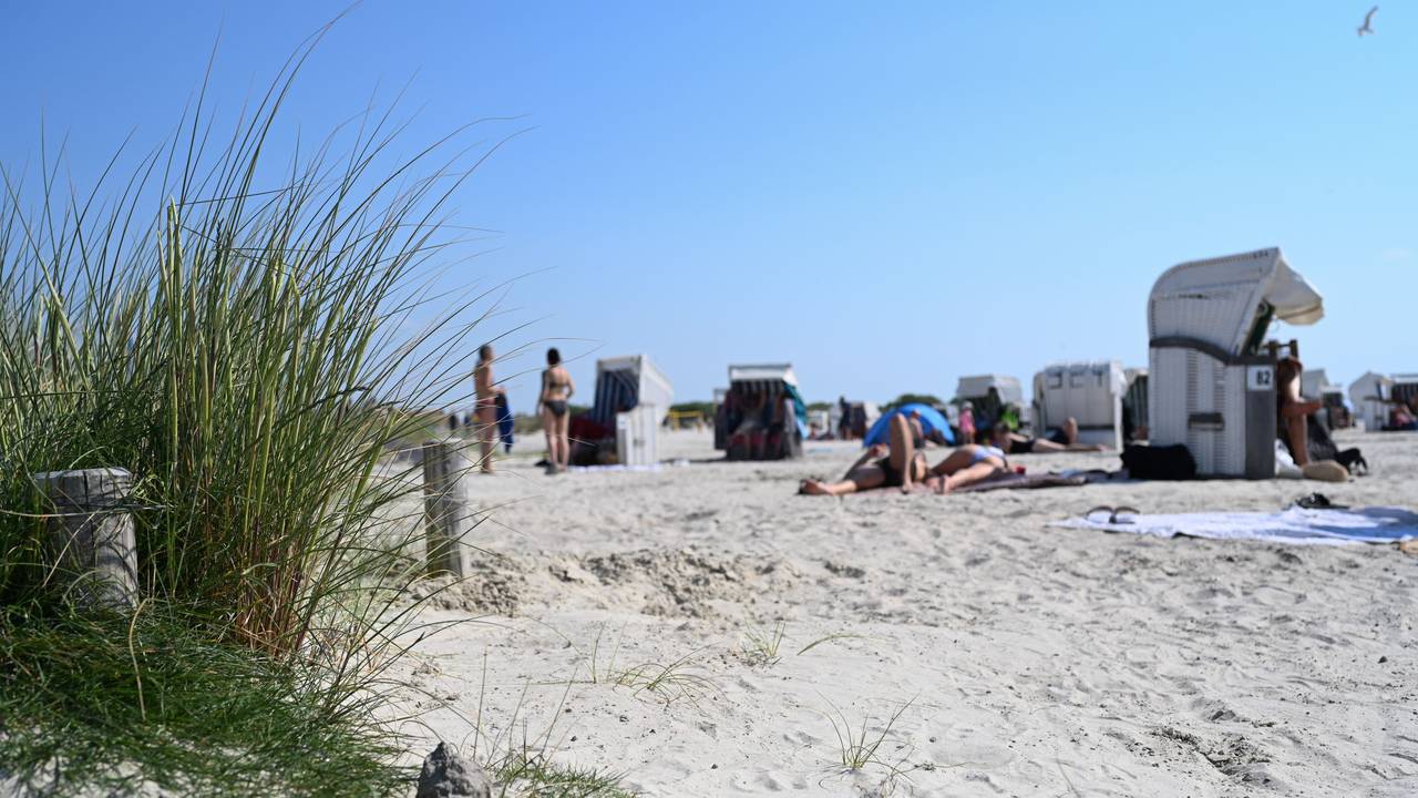 Zahlreiche Tagesgäste genießen das sommerliche Wetter am Nordseestrand.