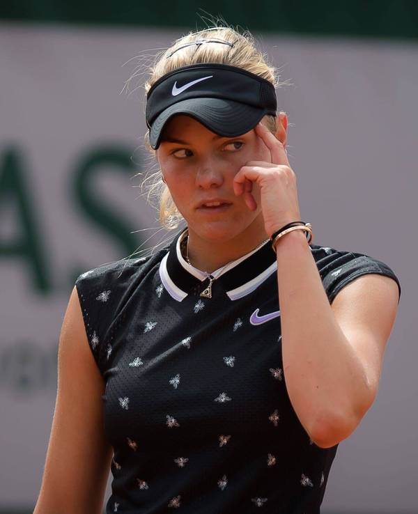 Sofya Zhuk gestikuliertbei den French Open.