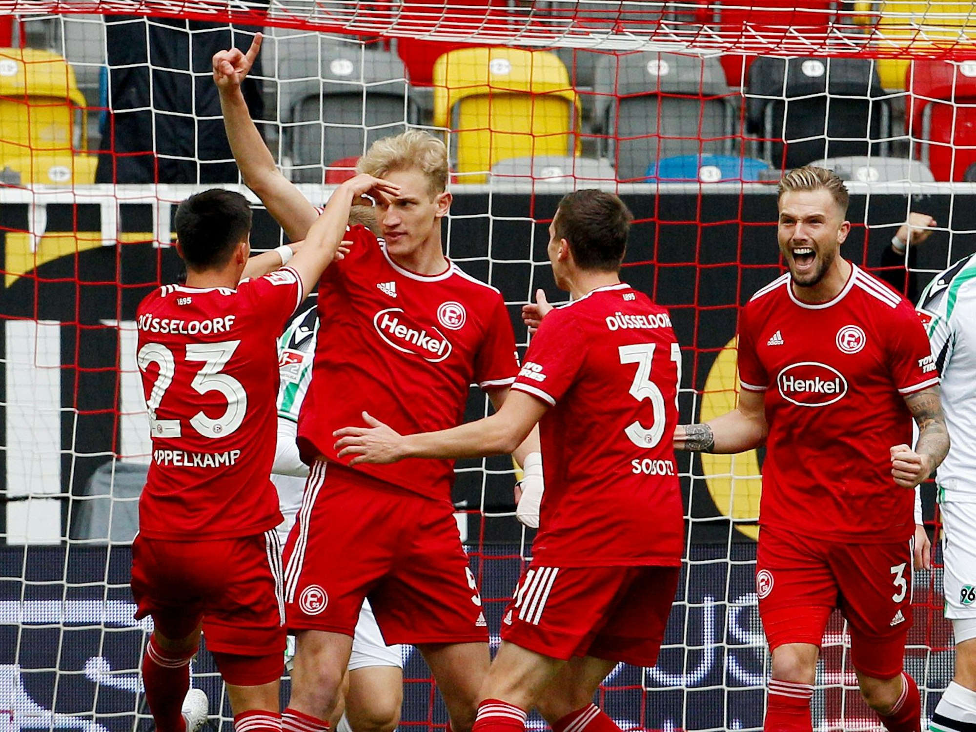 Der Düsseldorfer Torschütze Christoph Klarer (2.v.l) jubelt mit Shinta Appelkamp (l), Marcel Sobottka und Andre Hoffmann (r.).