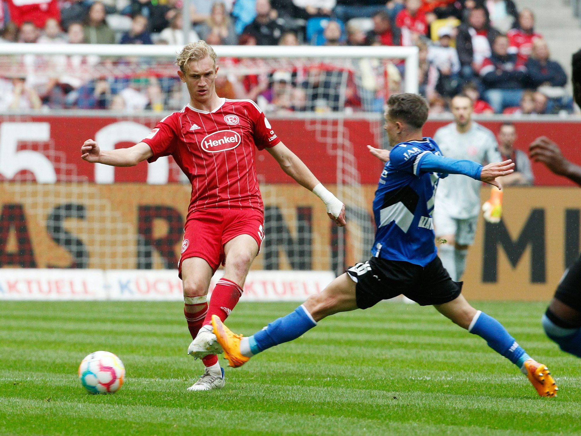 Fortuna Düsseldorfs Christoph Klarer und Bielefelds Marc Rzatkowski kämpfen um den Ball.