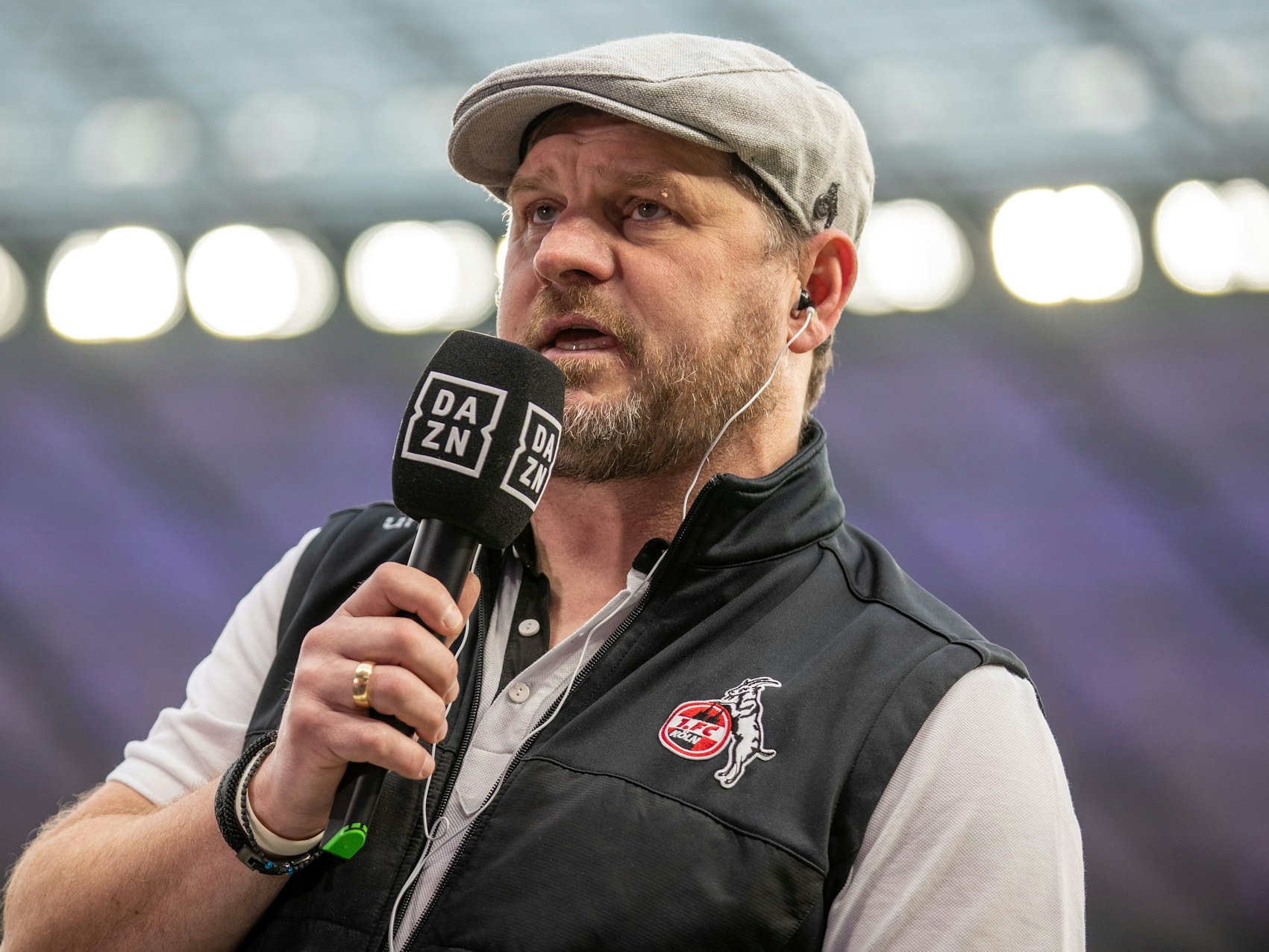 Trainer Steffen Baumgart von FC Köln spricht beim Interview in ein DAZN-Mikrofon.