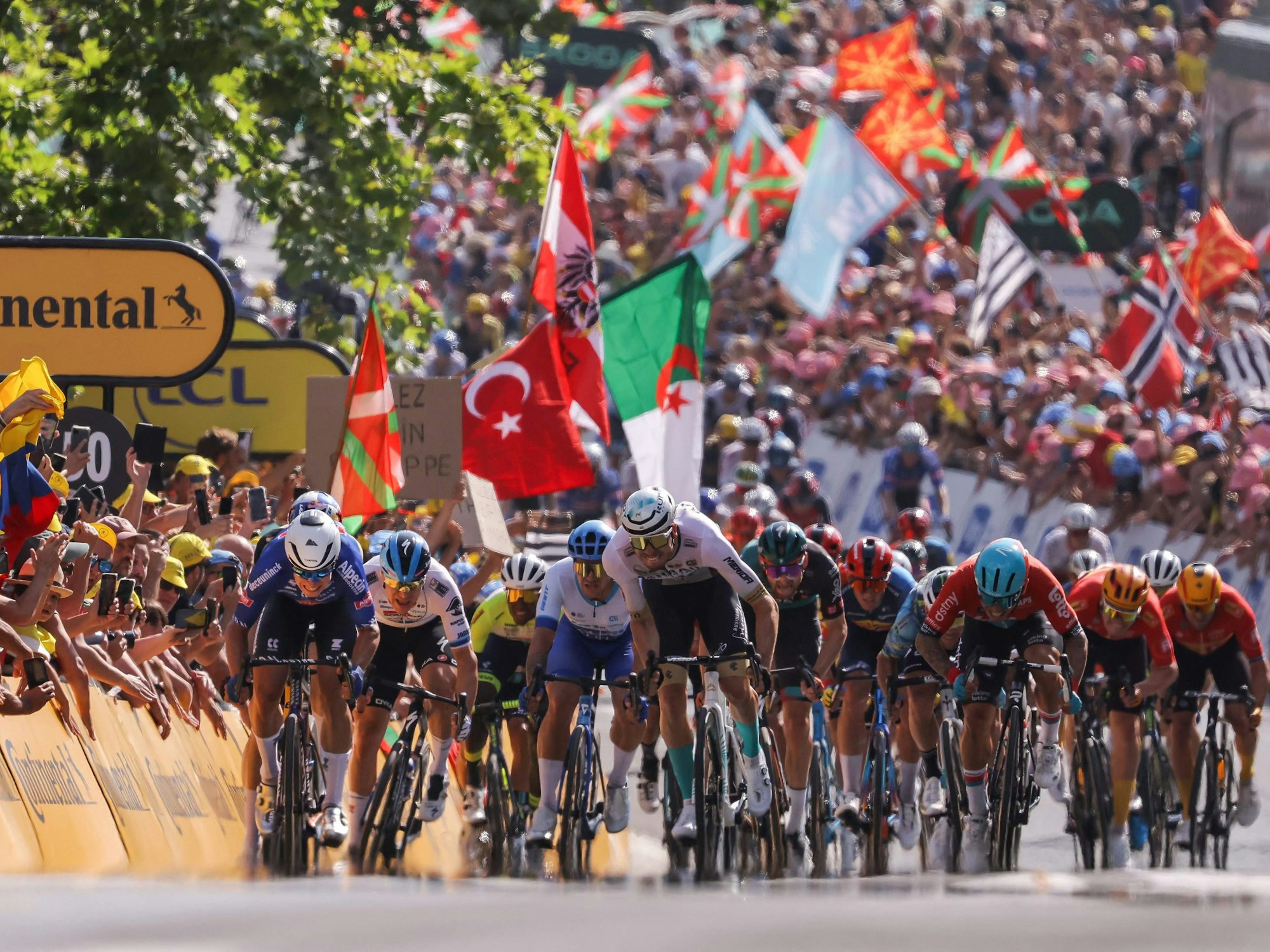 Jasper Philipsen (l) beim Massensprint der dritten Tour-Etappe.