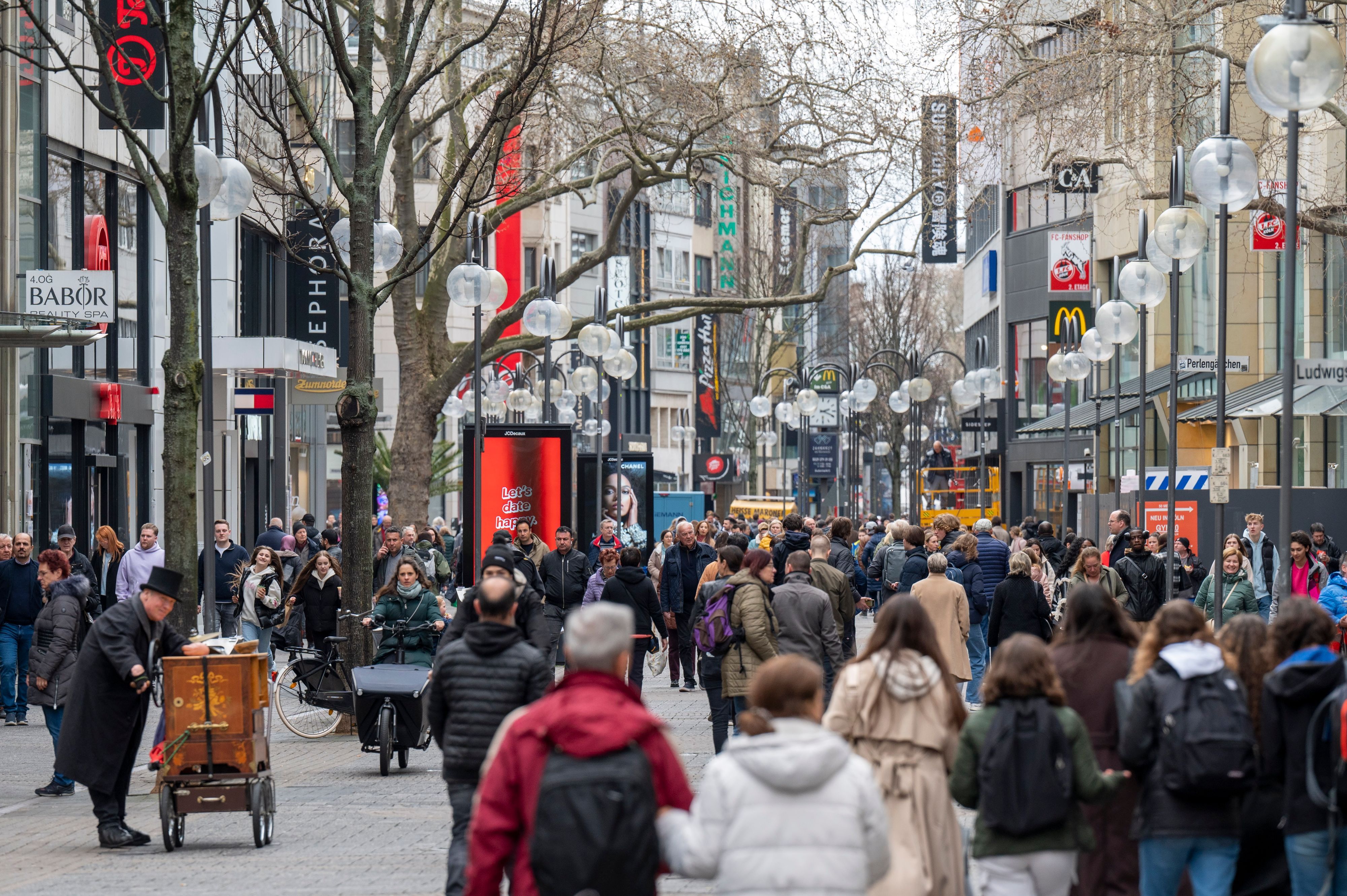 Viele Menschen gehen durch die Einlaufsstraße Schildergasse in Köln. Rechts und links sind einige Geschäfte zu sehen.