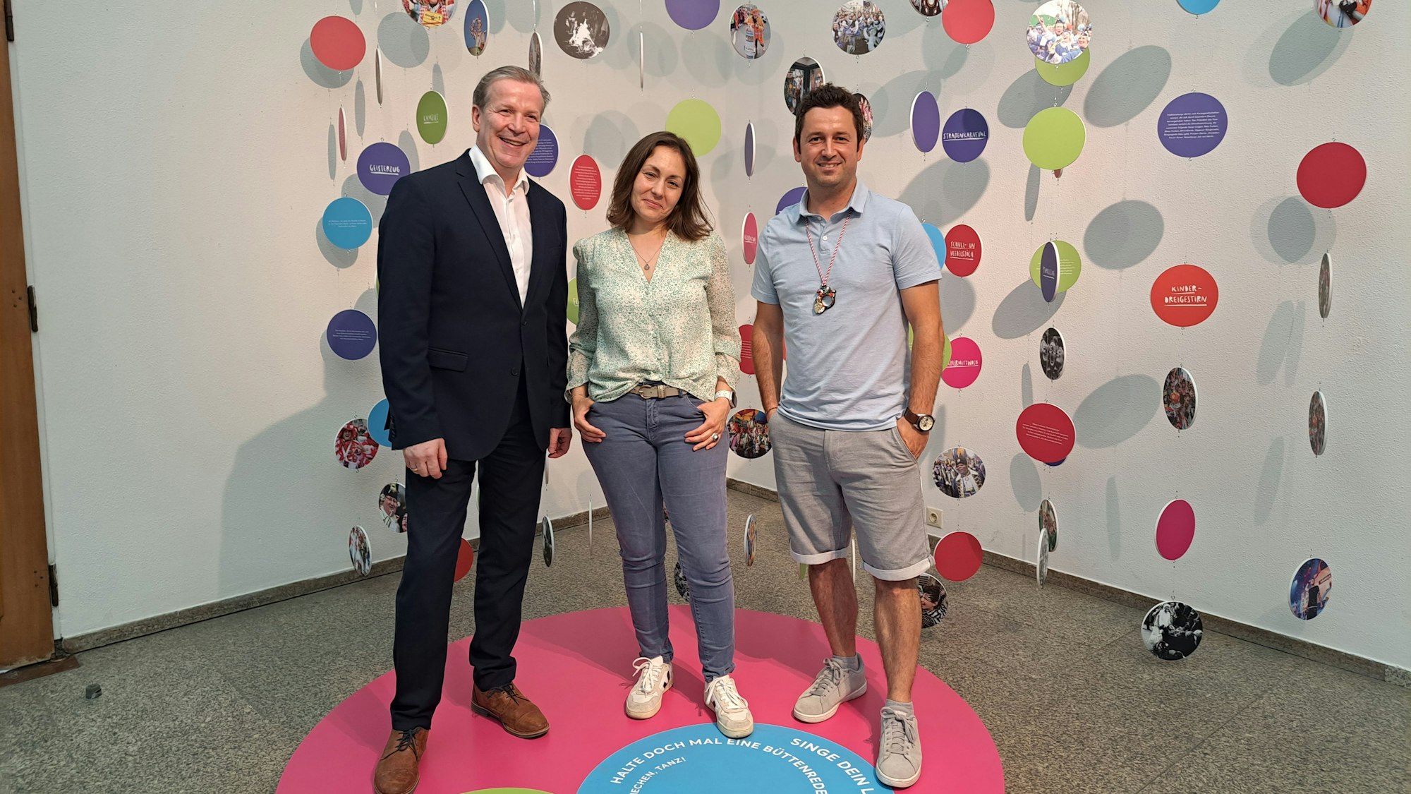 Podcast-Gastgeber Dominik Becker gemeinsam mit Christoph Kuckelkorn und Ipek Krutsch im Kölnischen Stadtmuseum.