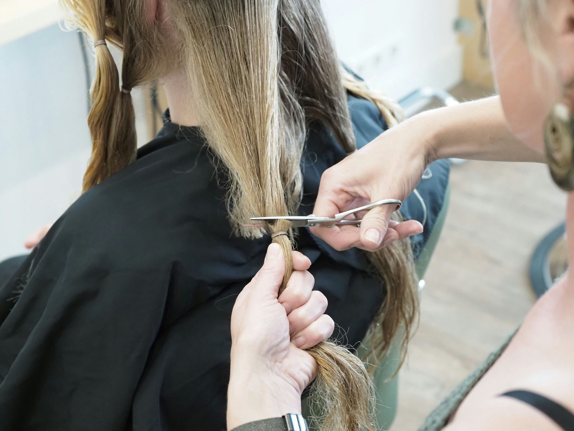 Marlene Müller-Albrecht trennt sich bei Friseurin und Maskenbildnerin Tatjana Richartz von ihren langen Haaren, um sie für eine Perücke eines Krebspatienten zur Verfügung zu stellen.