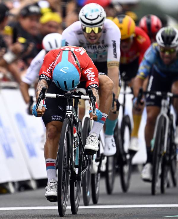 Jasper Philipsen (l) aus Belgien vom Team Alpecin-Deceuninck sprintet vor Caleb Ewan (M) aus Australien vom Team Lotto Dstny und Phil Bauhaus (Mitte r) aus Deutschland vom Team Bahrain Victorious über die Ziellinie.