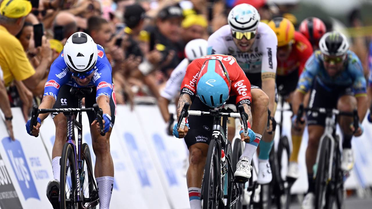 Jasper Philipsen (l) aus Belgien vom Team Alpecin-Deceuninck sprintet vor Caleb Ewan (M) aus Australien vom Team Lotto Dstny und Phil Bauhaus (Mitte r) aus Deutschland vom Team Bahrain Victorious über die Ziellinie.