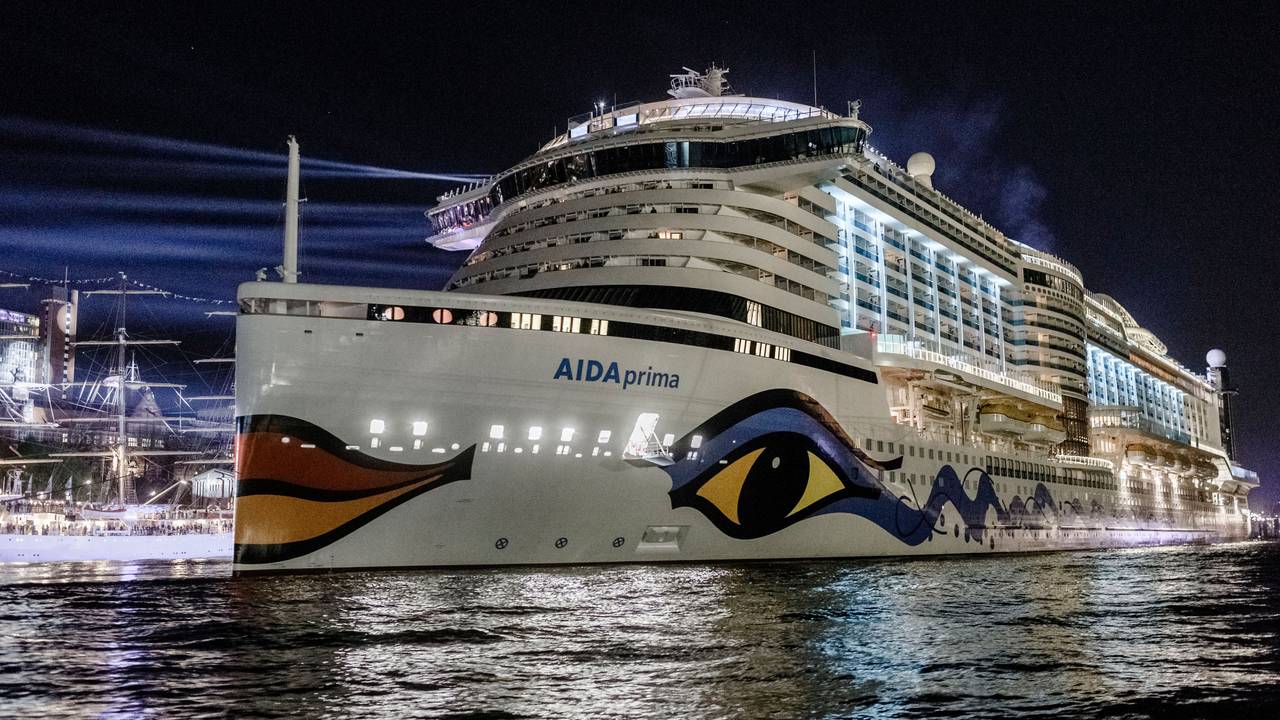 Das Kreuzfahrtschiff AIDAprima fährt in Hamburg aus dem Hafen, hier im Mai 2016.
