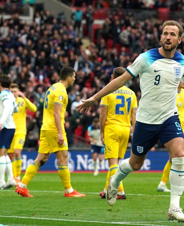 Englands Kapitän Harry Kane bejubelt seinen Treffer gegen die Ukraine am 26. März 2023 im Wembley Stadion