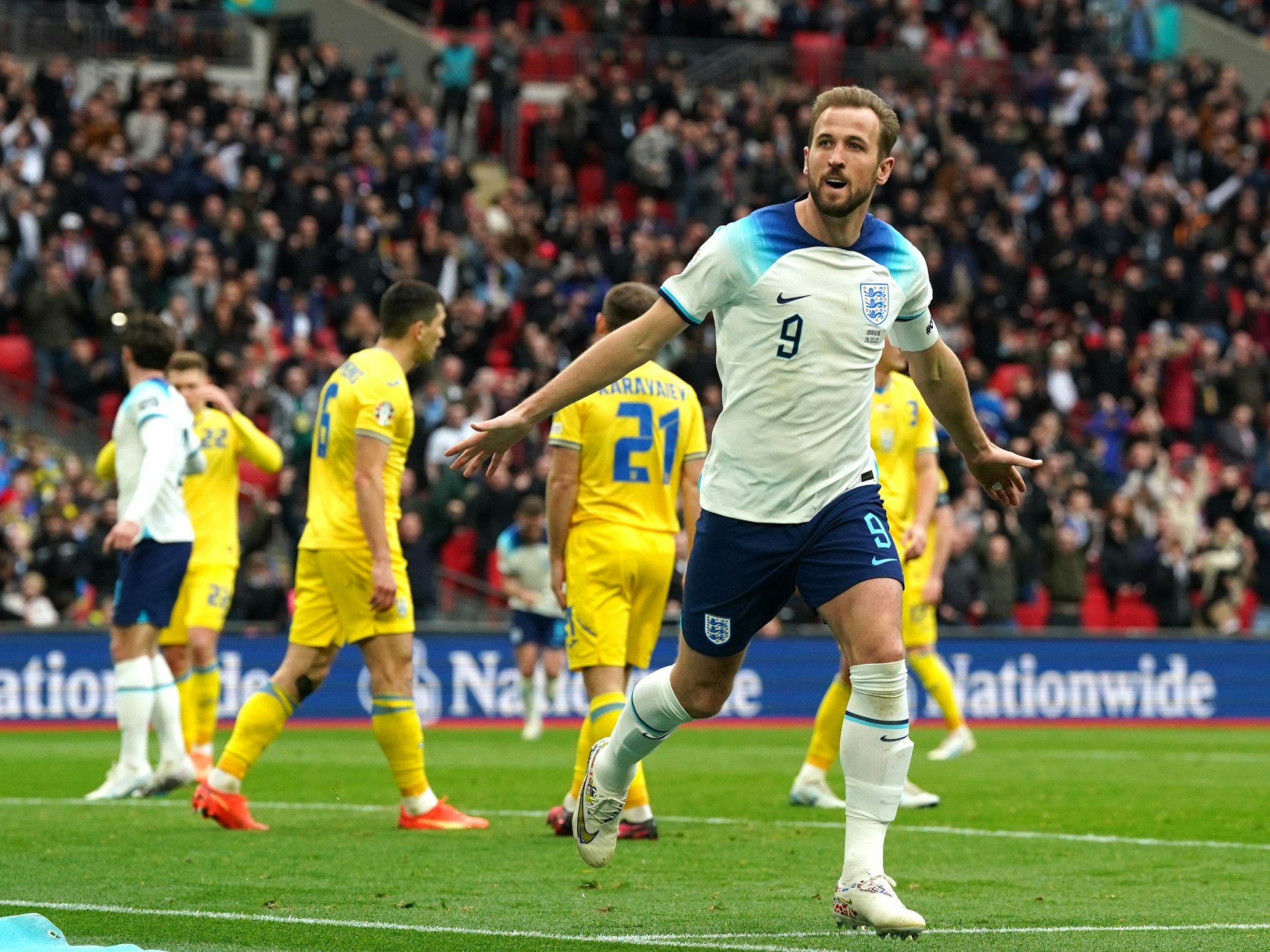 Englands Kapitän Harry Kane bejubelt seinen Treffer gegen die Ukraine am 26. März 2023 im Wembley Stadion