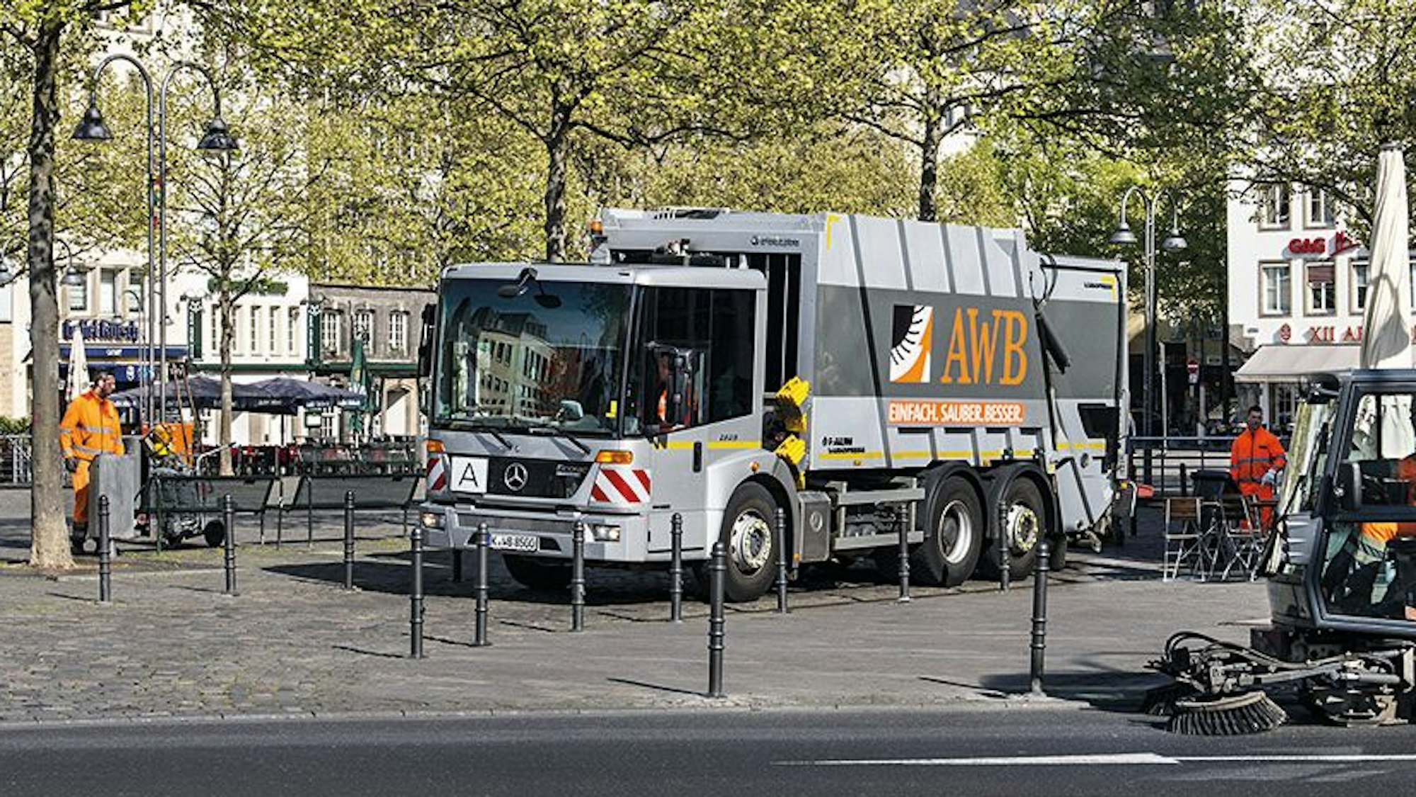 Ein AWB-Müllfahrzeug steht auf dem Heumarkt.