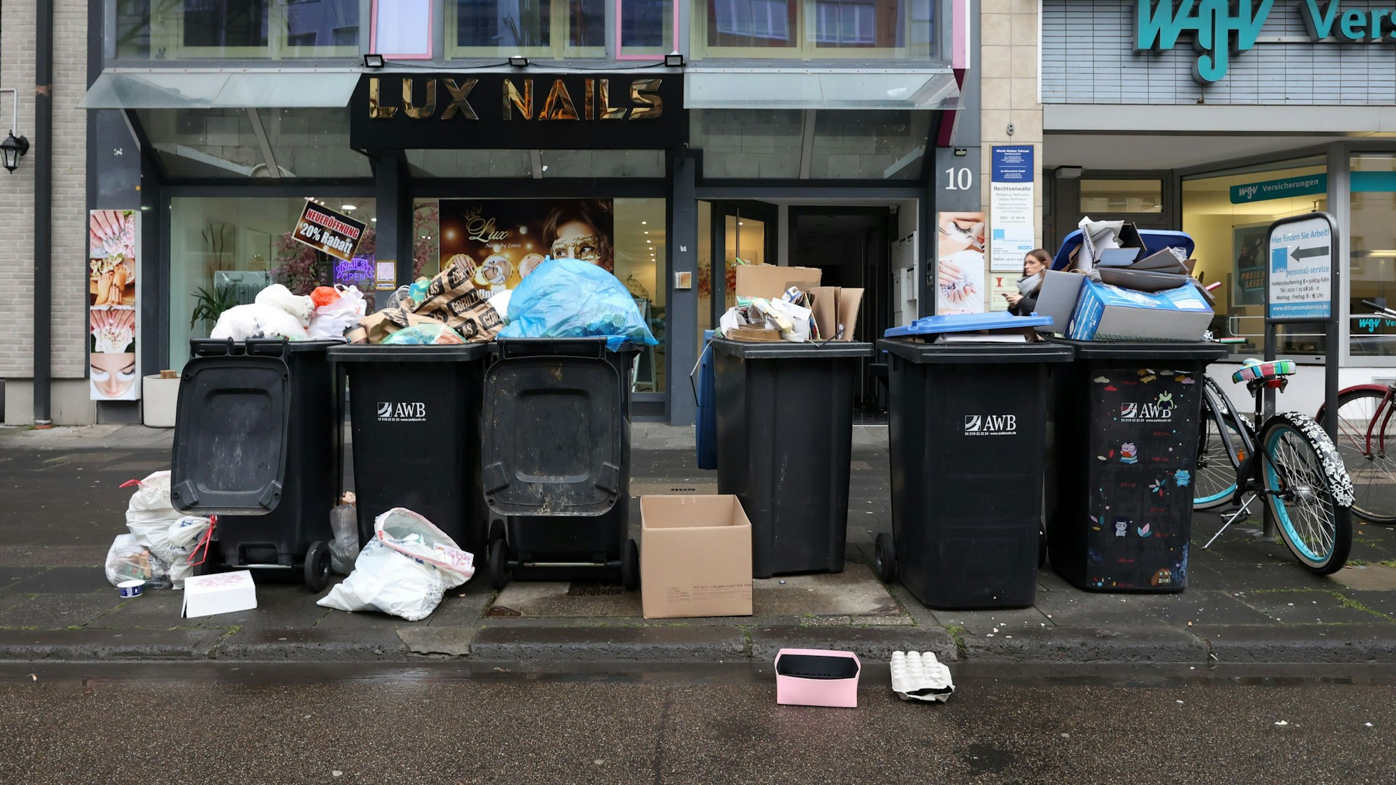 Ungeleerte Mülltonnen stehen in der Kölner City.