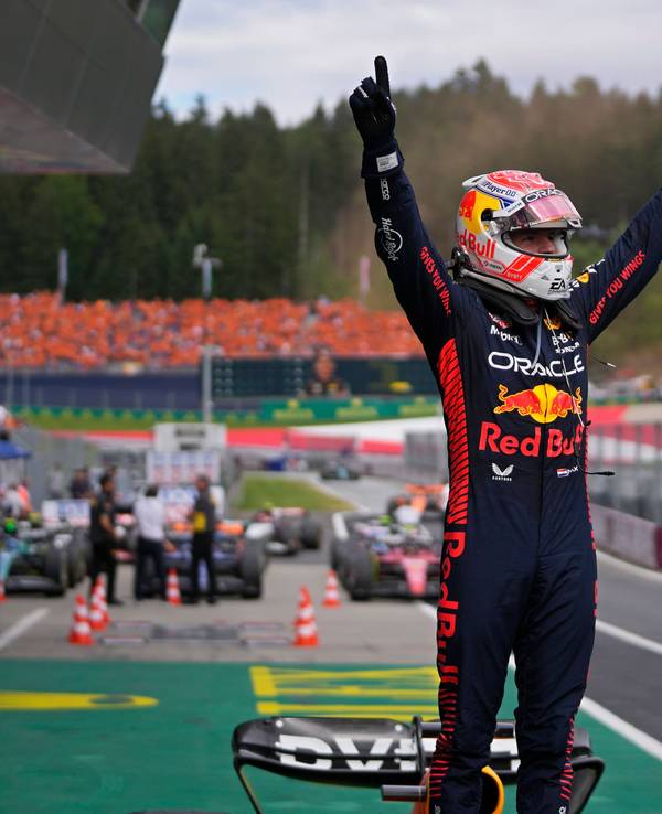 Max Verstappen jubelt nach seinem Sieg in Spielberg.