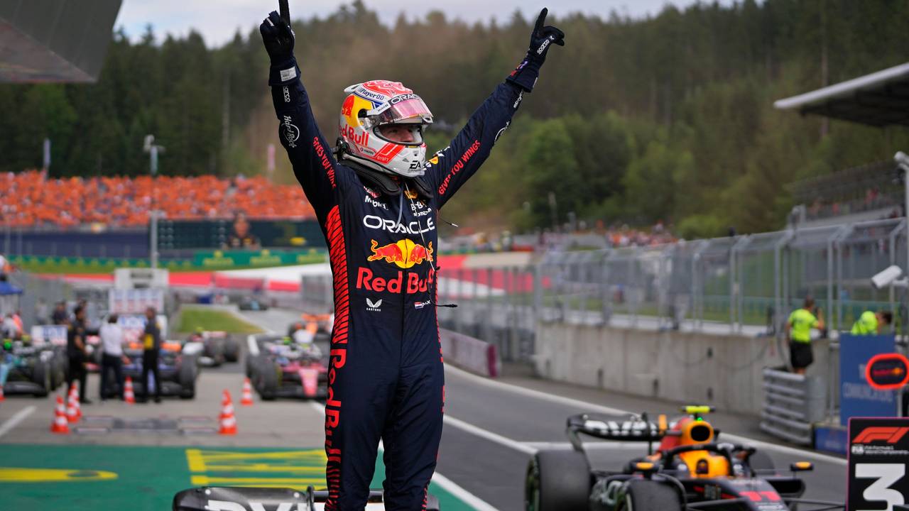 Max Verstappen jubelt nach seinem Sieg in Spielberg.