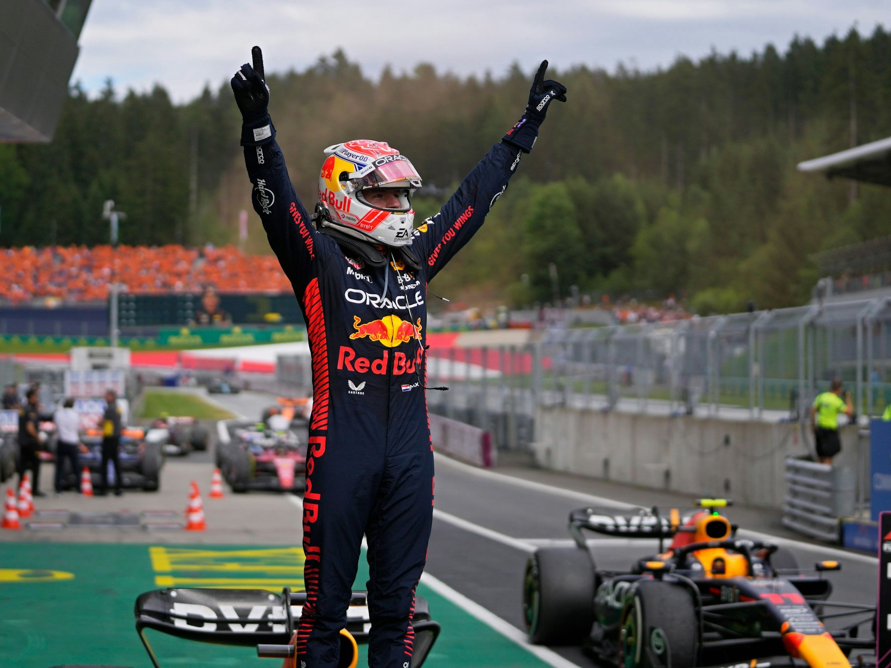 Max Verstappen jubelt nach seinem Sieg in Spielberg.