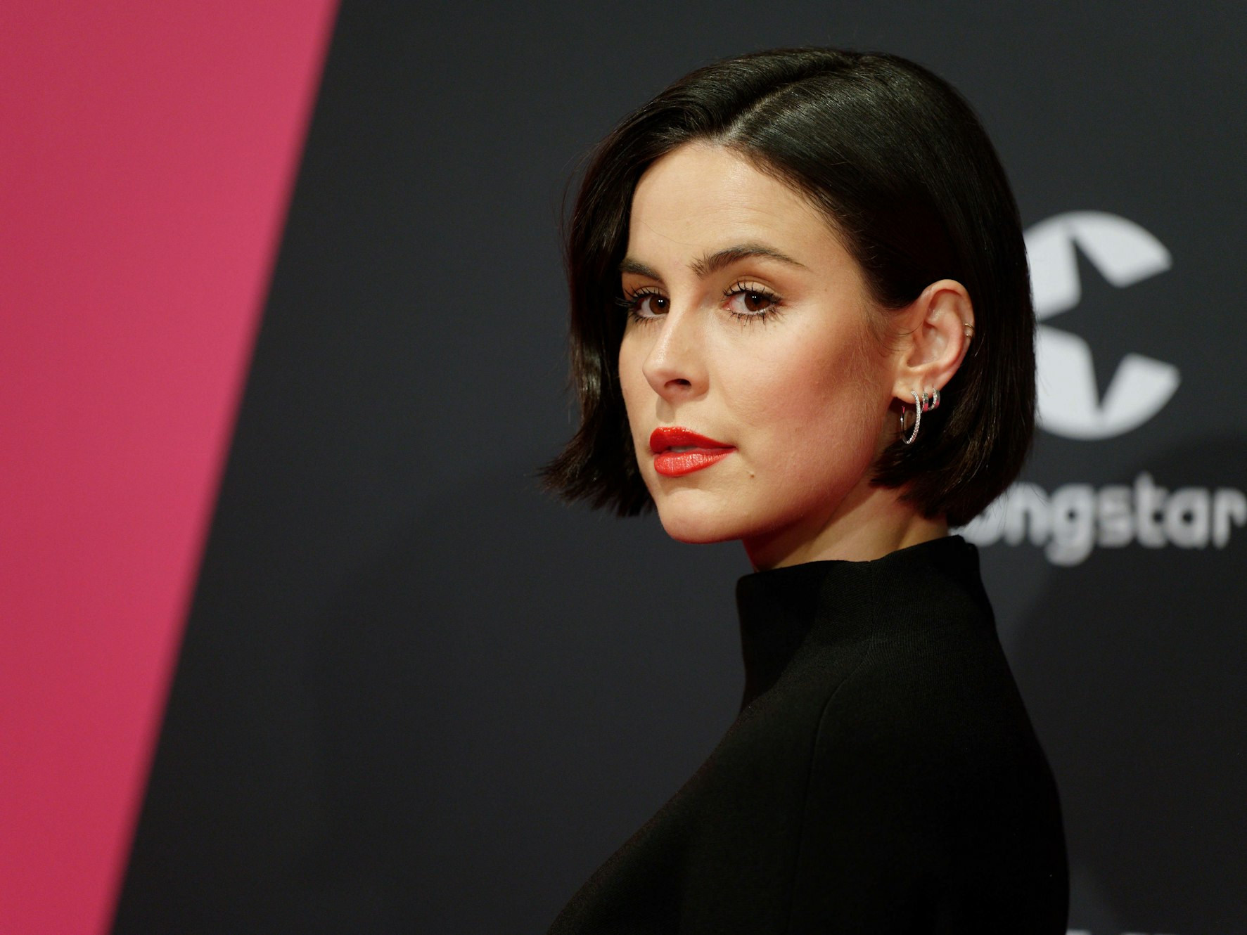 Lena Meyer-Landrut schaut ernst in die Kamera.