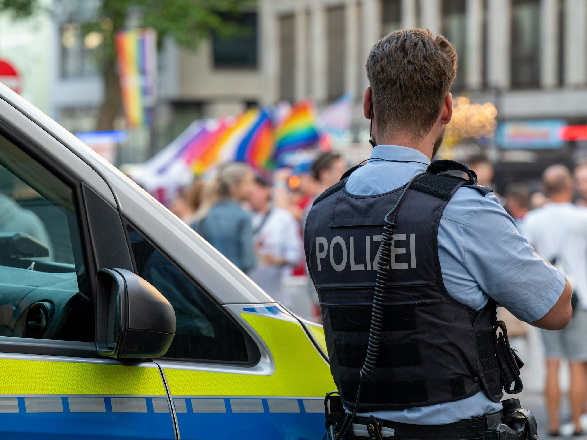 Ein Polizist beobachtet den ColognePride (CSD-Straßenfest).