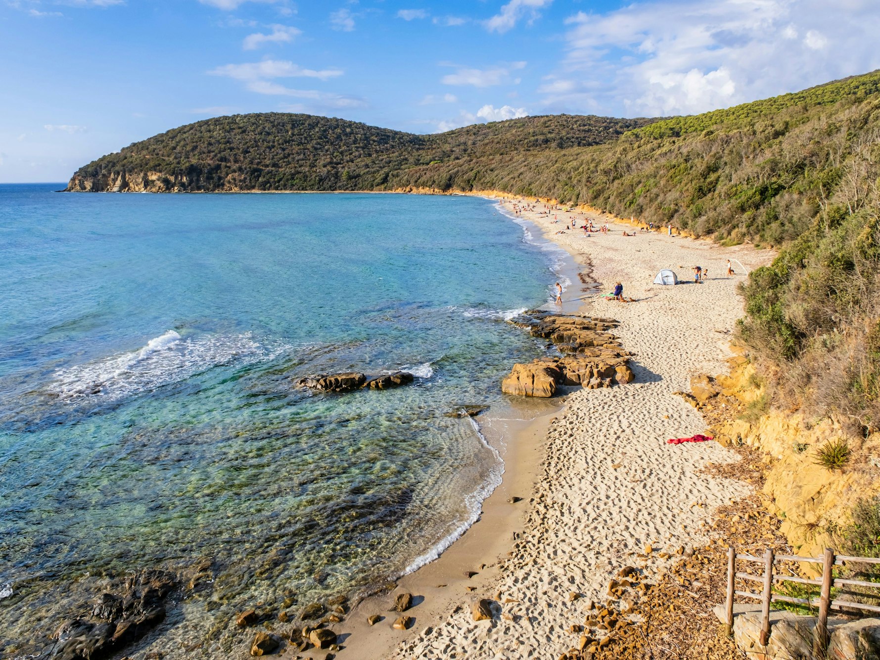 Menschen entspannen sich an der Cala Violina, einer Bucht in der Maremma im Naturschutzgebiet Bandite di Scarlino.