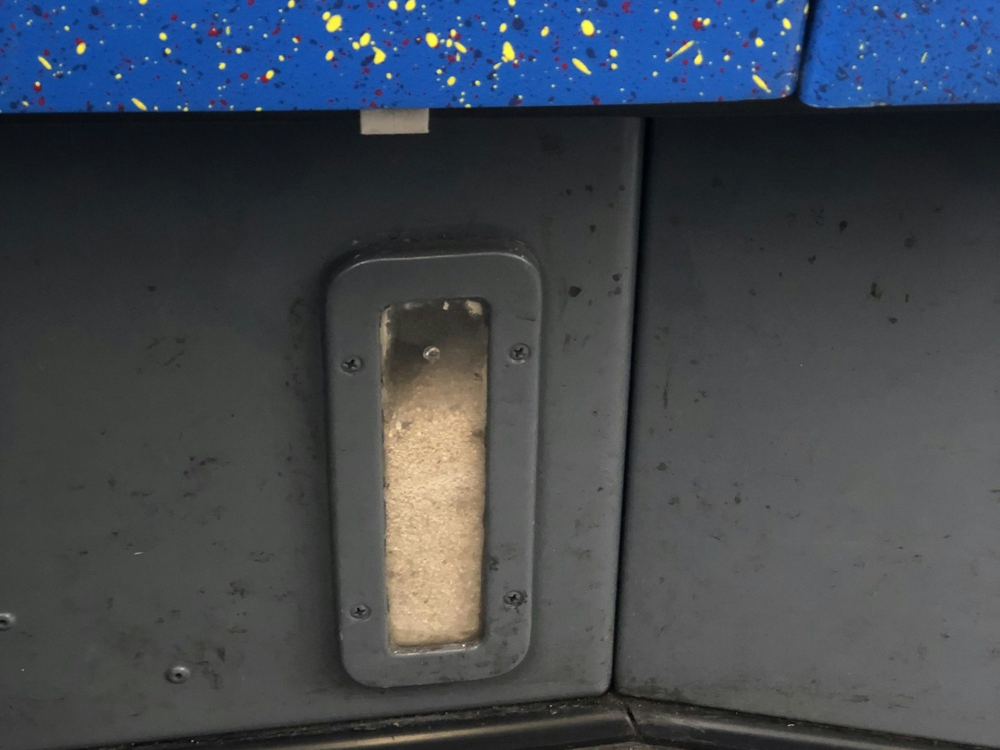 Das Foto zeigt das kleine Fenster mit Bremssand unter dem KVB-Sitz.