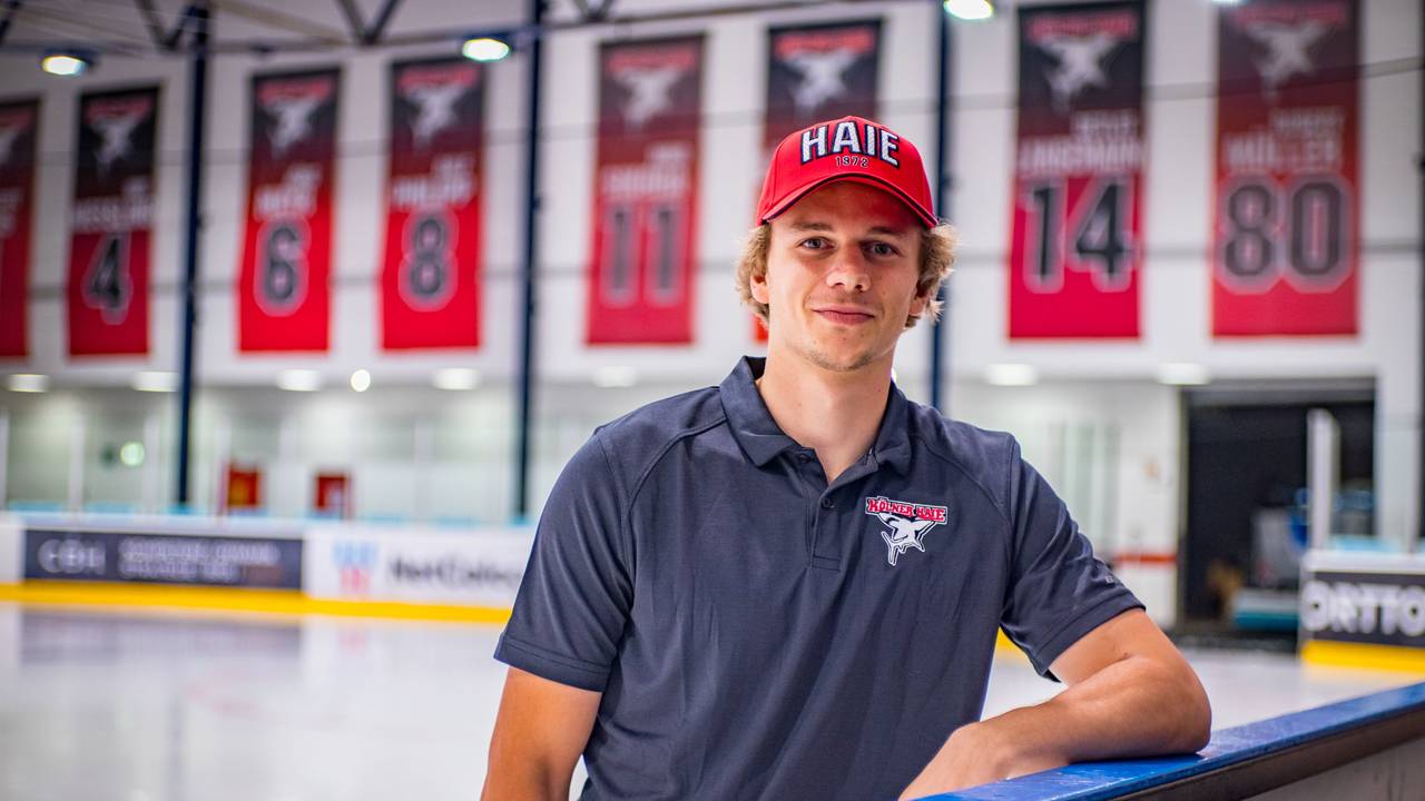 Eishockey-Stürmer Tim Wohlgemuth steht in der Kölnarena 2 an der Bande.