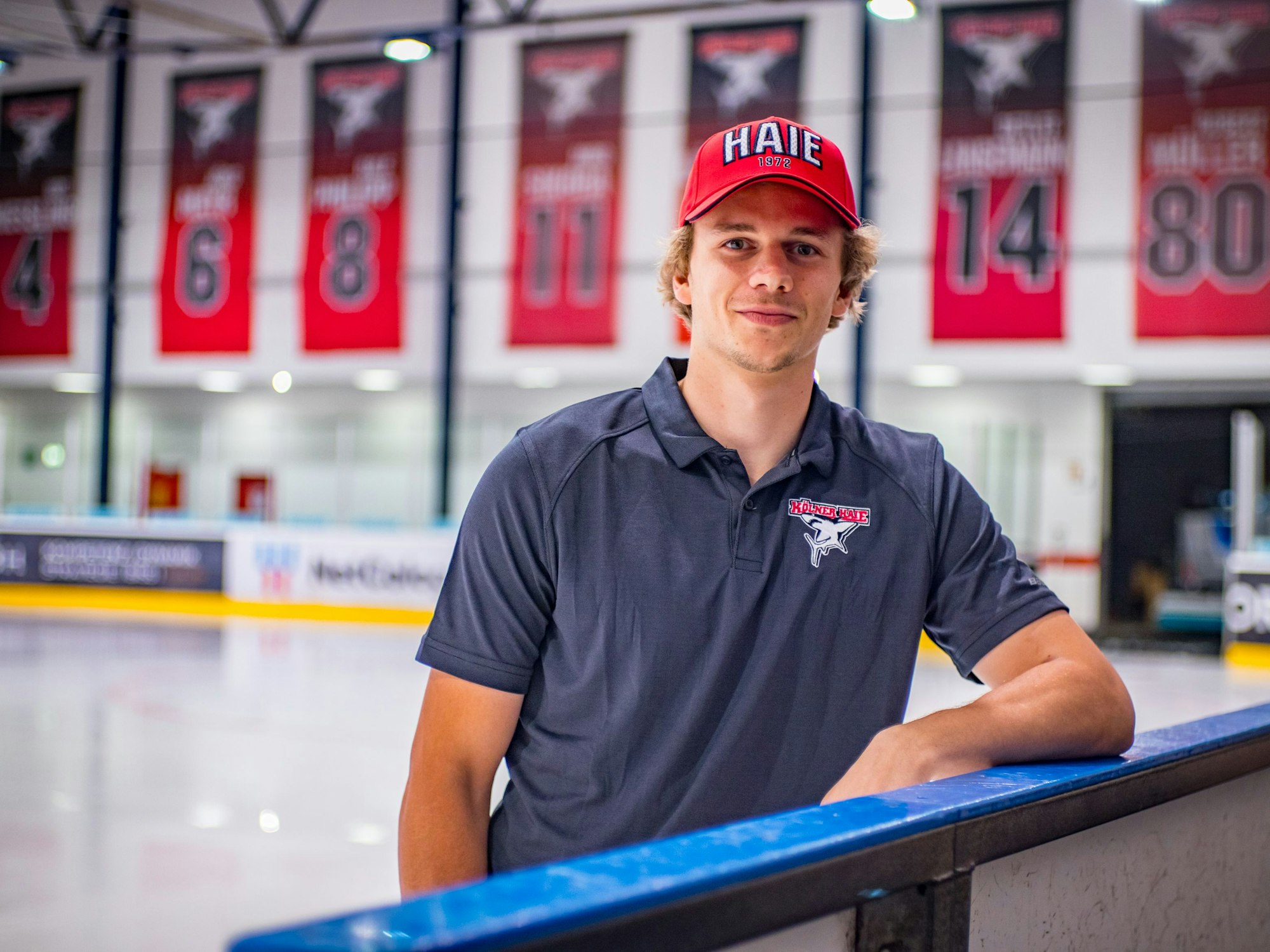 Eishockey-Stürmer Tim Wohlgemuth steht in der Kölnarena 2 an der Bande.