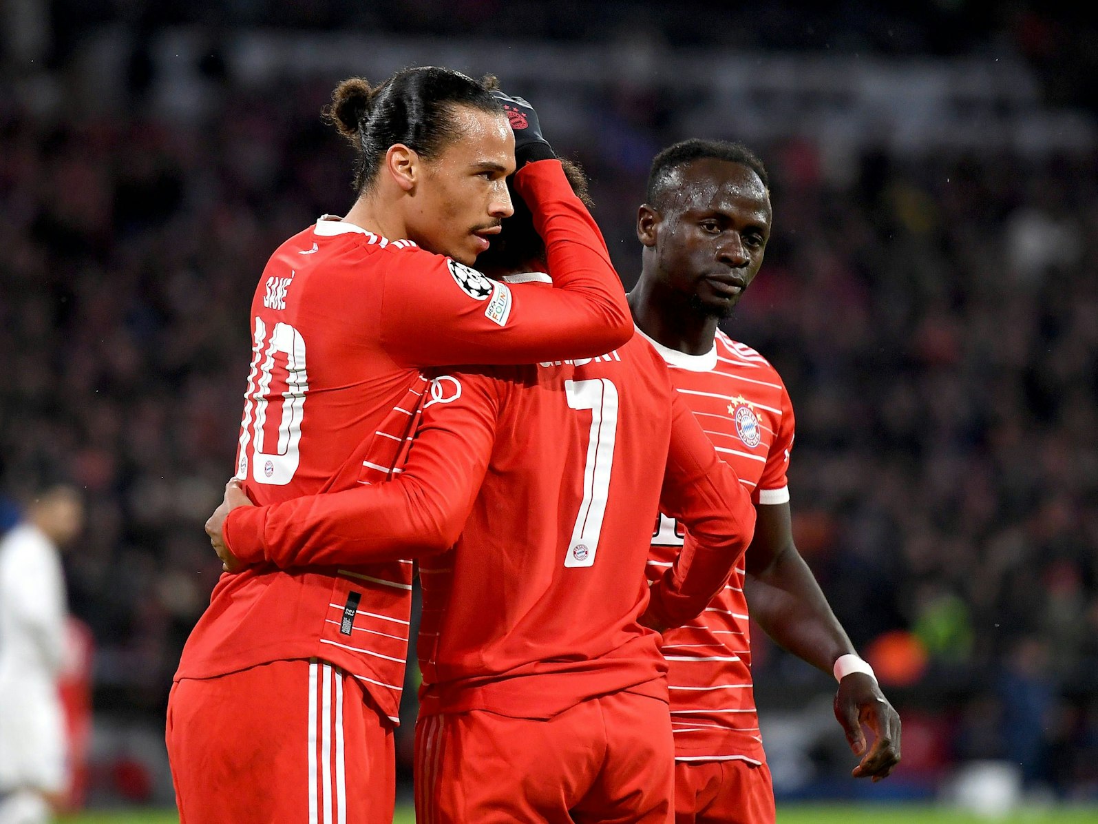 Leroy Sané, Serge Gnabry und Sadio Mané bejubeln einen Treffer des FC Bayern München.