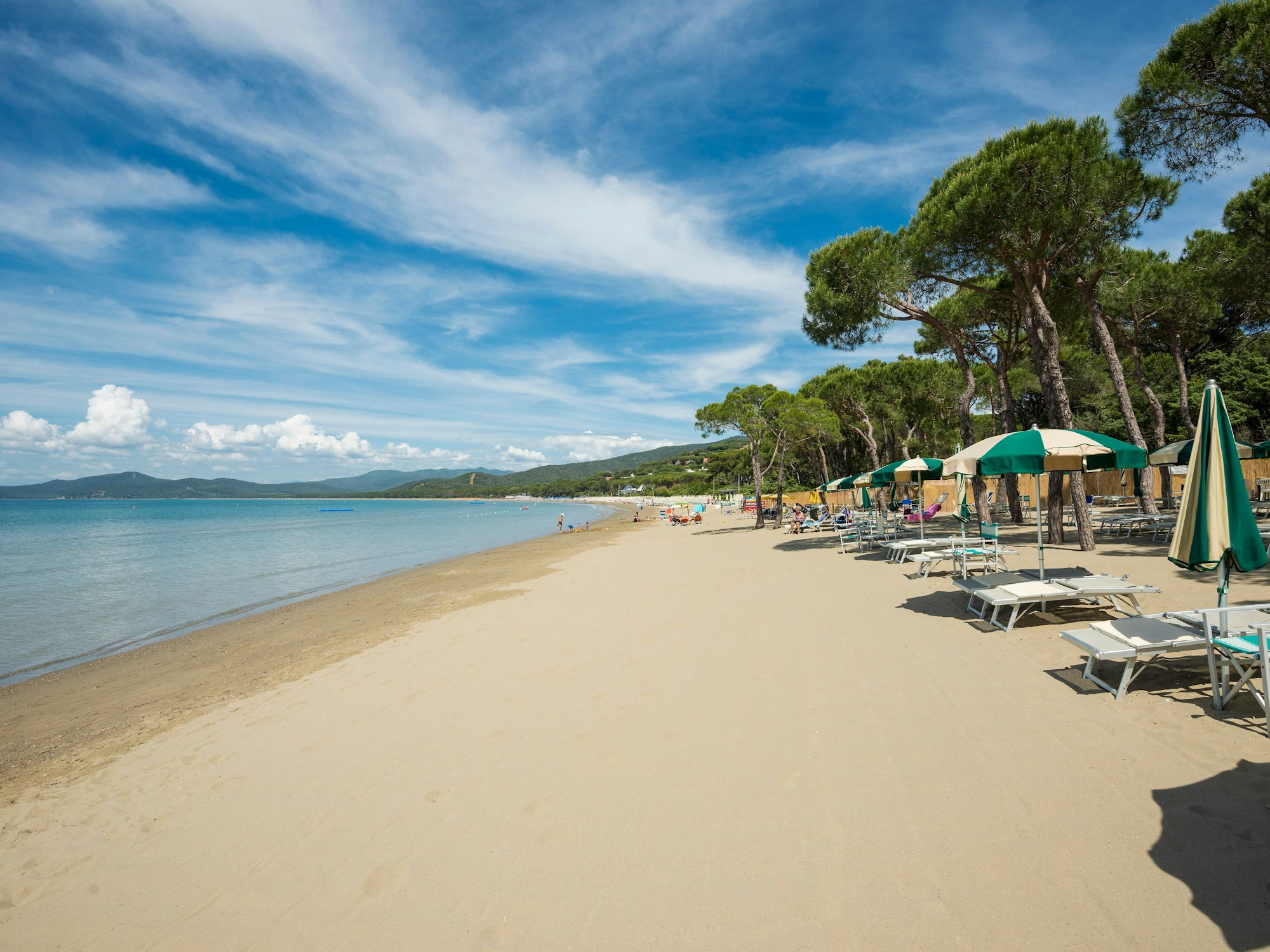 Liegestühle am Strand von Punta Ala bei Castiglione della Pescaia in der Provinz Grosseto, Toskana, Italien.