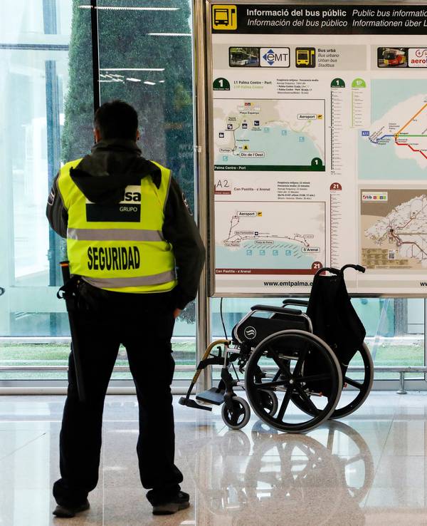 Ein Sicherheitsmann steht am Flughafen von Palma de Mallorca.