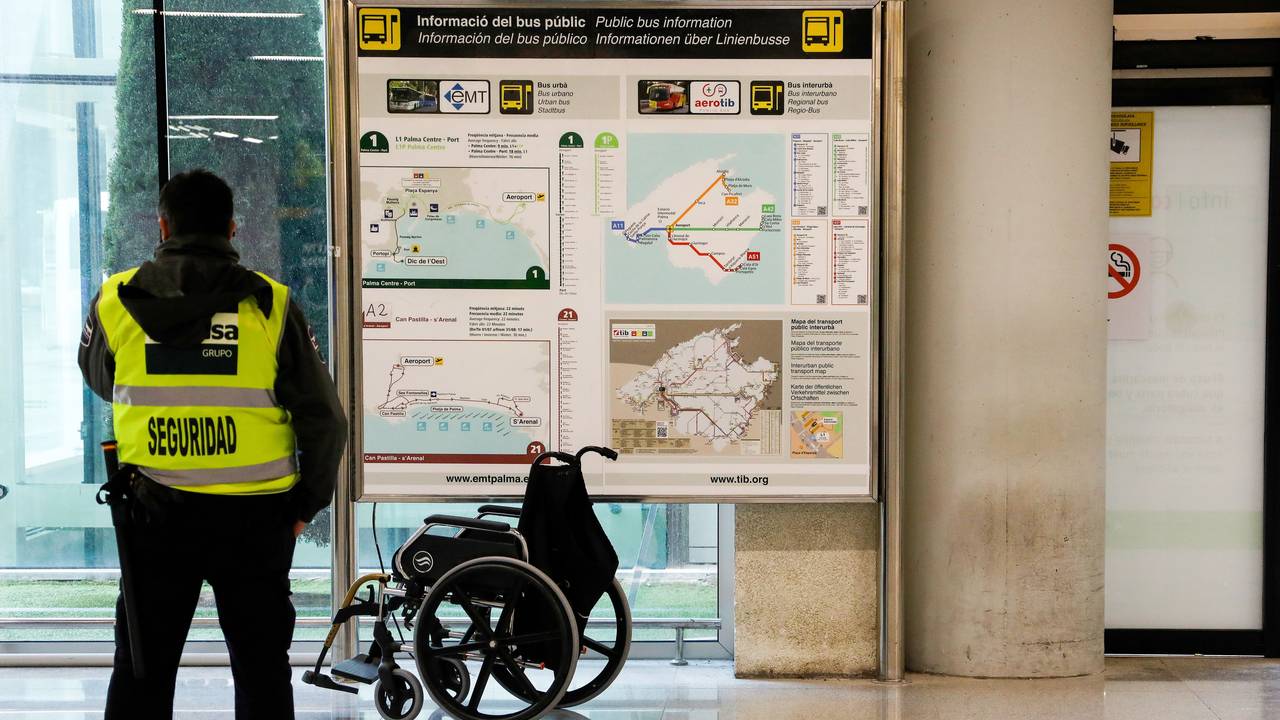 Ein Sicherheitsmann steht am Flughafen von Palma de Mallorca.