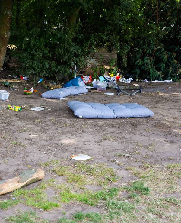 Müll liegt am Fühlinger See nach dem Summerjam.