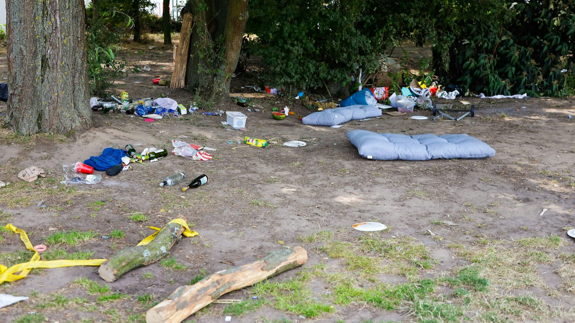 Müll liegt am Fühlinger See nach dem Summerjam.