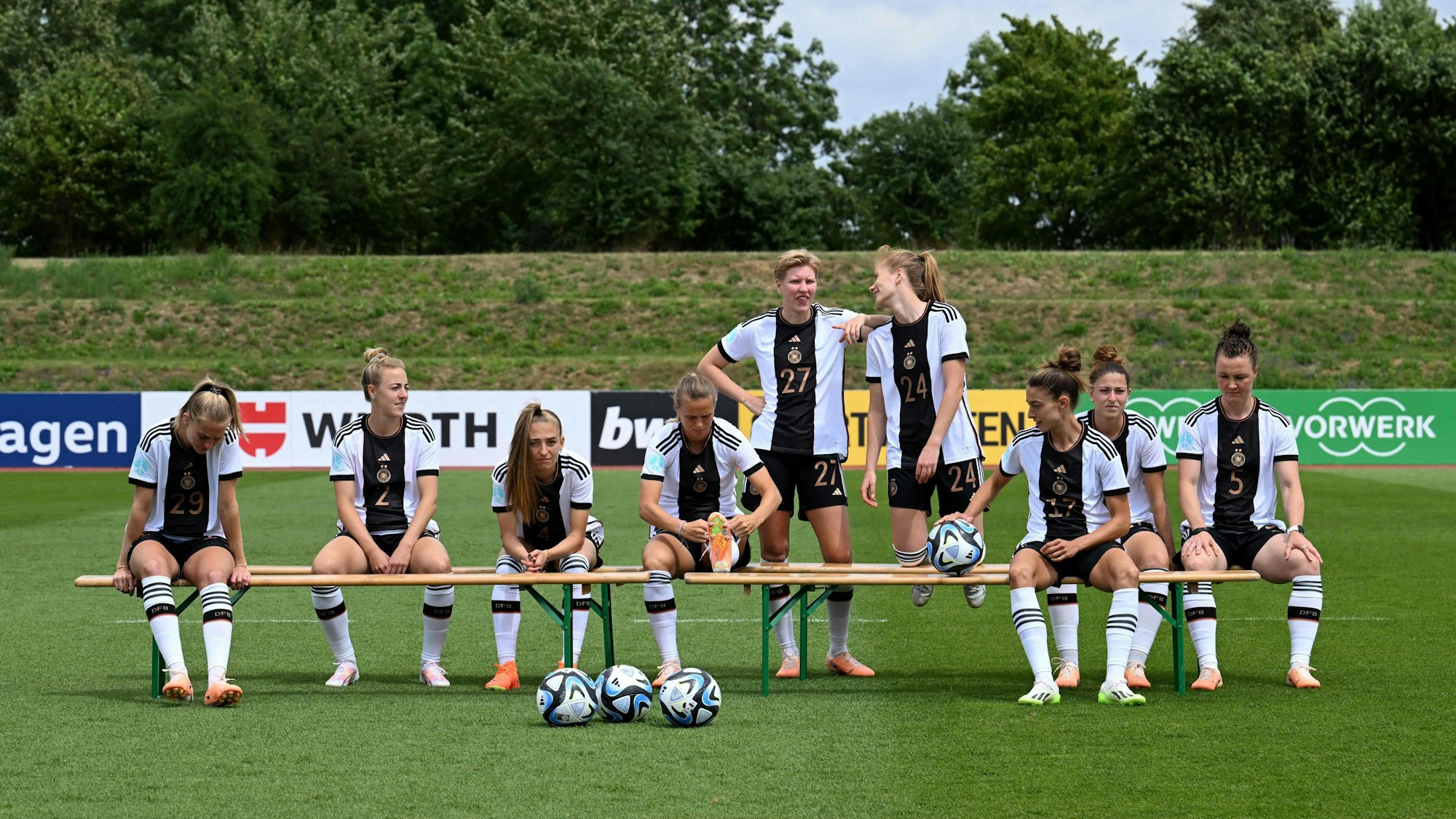 Frauen-Fußball: Die Nationalspielerinnen von Deutschland auf Bänken in Herzogenaurach.