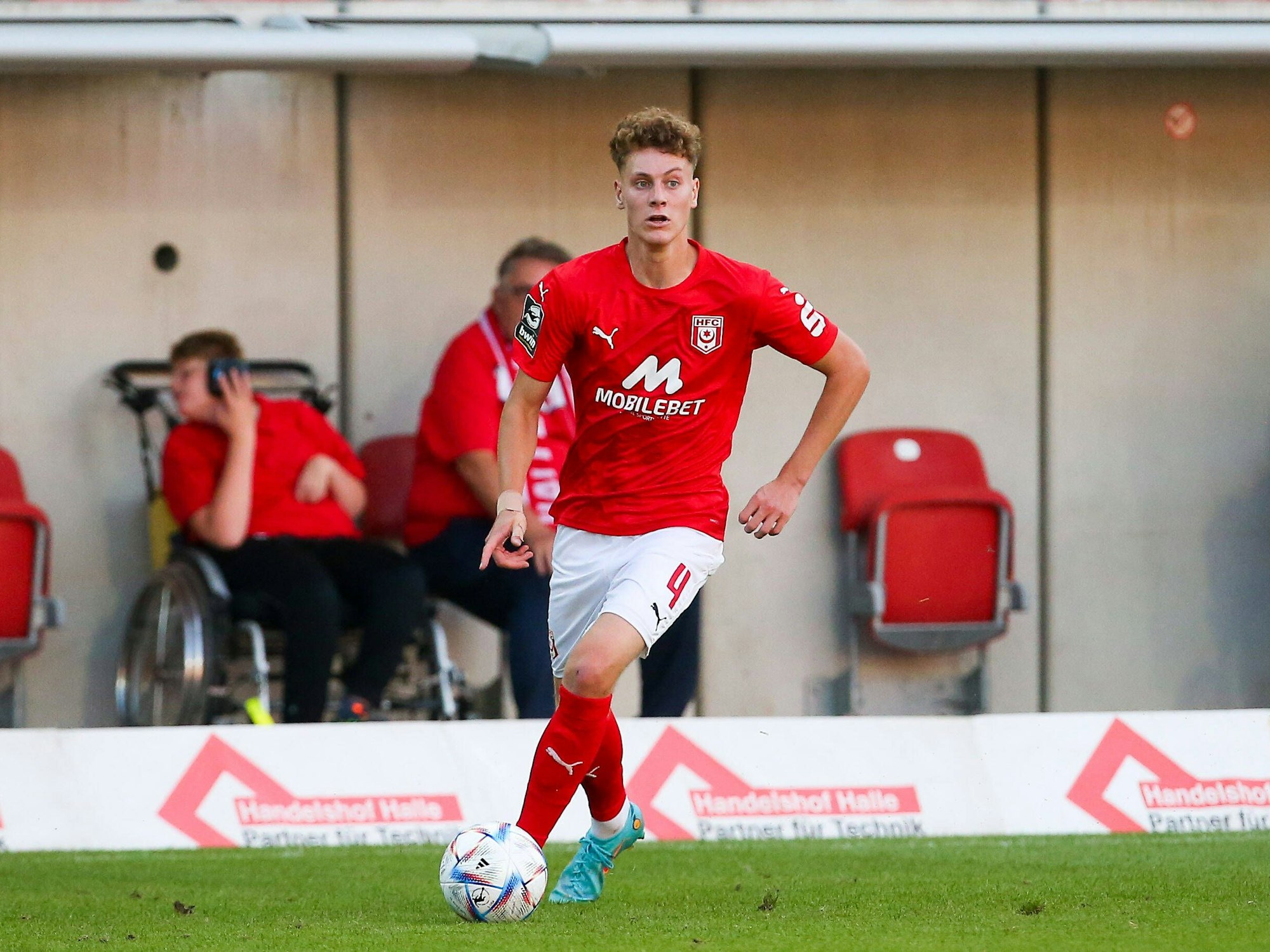 Seymour Fünger vom Halleschen FC führt den Ball im Spiel gegen den VfB Oldenburg.