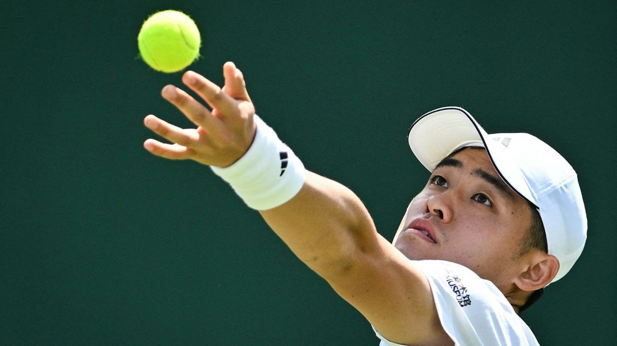 Yibing Wu schlägt im Match gegen Frances Tiafoe auf.