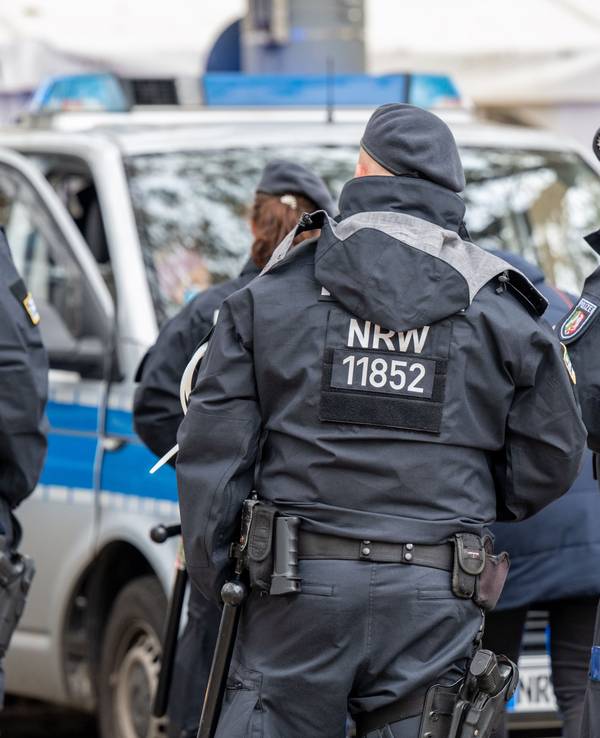 Polizisten und Einsatzfahrzeuge der Polizei.