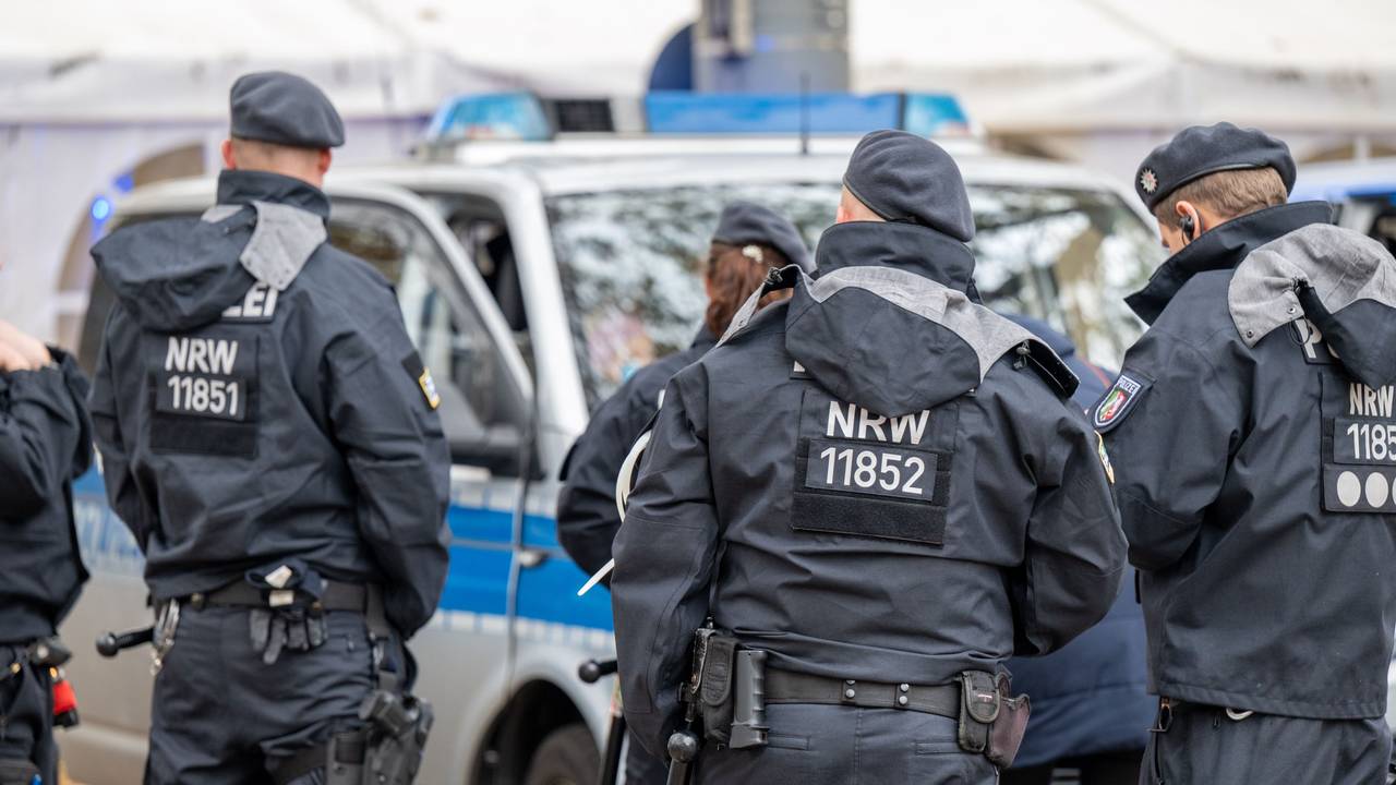 Polizisten und Einsatzfahrzeuge der Polizei.